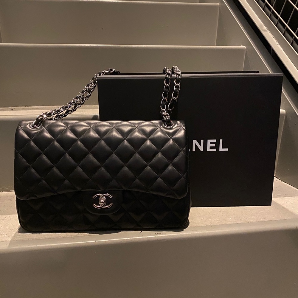CHANEL Jumbo Flapbag - Black Lambskin & Silver HW